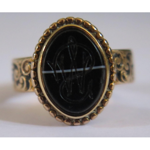 588 - A Victorian 15ct Gold Memorial Ring with banded agate matrix, engraved to Helen Wight 1883 (Birmingh... 