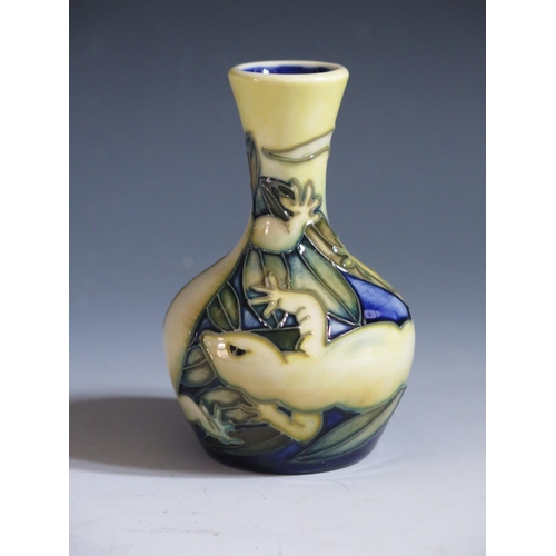 77 - A Modern Moorcroft Cream Salamander Pattern Trial Piece Vase, base marked 26.1.99, 10.5cm