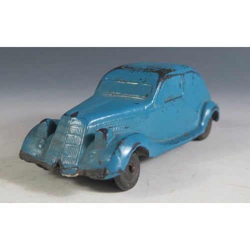 190 - A Scarce American Made 0717 Toys Hard Rubber / Bakelite Streamlined Saloon Car, one broken wheel (13... 