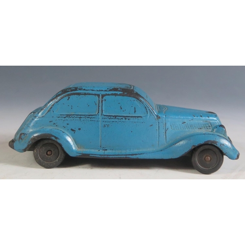 190 - A Scarce American Made 0717 Toys Hard Rubber / Bakelite Streamlined Saloon Car, one broken wheel (13... 