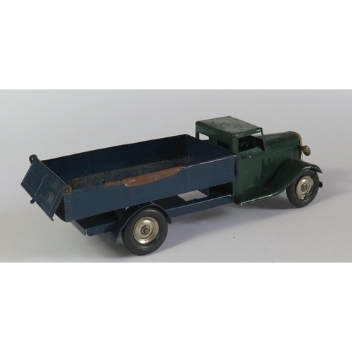 20 - A Triang Minic Clockwork Delivery Lorry with tipping bed in dark green and dark blue. Motor works.