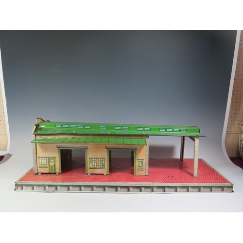 259 - A 1950's Tinplate Marx Freight Terminal Train Station (74cm approx).