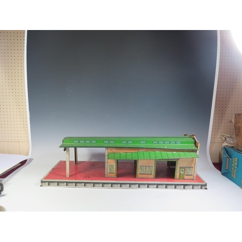 259 - A 1950's Tinplate Marx Freight Terminal Train Station (74cm approx).