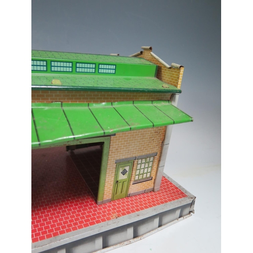 259 - A 1950's Tinplate Marx Freight Terminal Train Station (74cm approx).