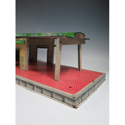 259 - A 1950's Tinplate Marx Freight Terminal Train Station (74cm approx).