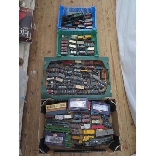 285 - Four Trays of OO Gauge Rolling Stock including Hornby, Triang, Wrenn, Ratio, Dapol etc.