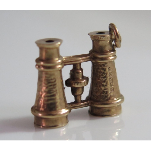 450 - A 9ct Gold Charm in the form of a pair of binoculars, 0.9g, 12mm long