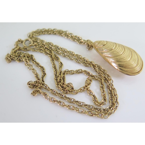 458 - A 9ct Gold Muscle Shell Pendant on 9ct gold chain, 9.2g