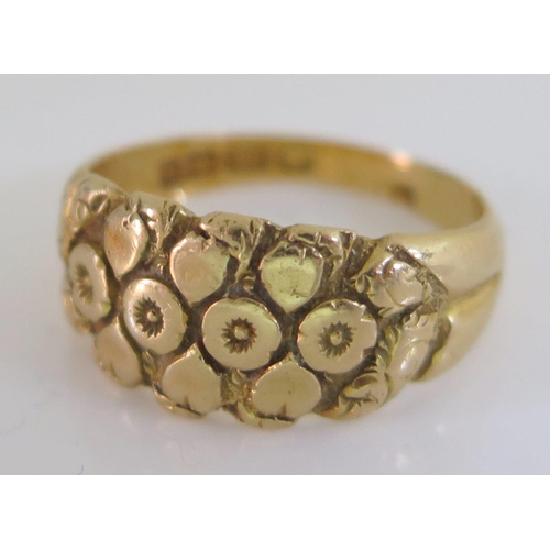 470 - An 18ct Gold Ring with floral decoration, Birmingham 1907, size M.5, 5.7g