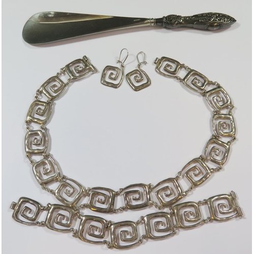 485 - A Modern Silver Necklace (42cm) with matching bracelet (19.5cm) and earrings (77.9cm) and silver han... 