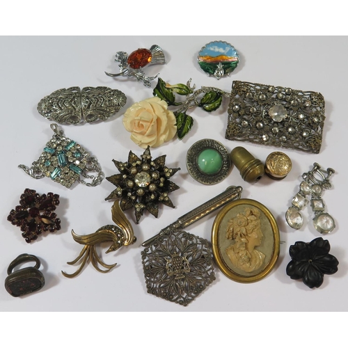 497 - A Selection of Costume Jewellery