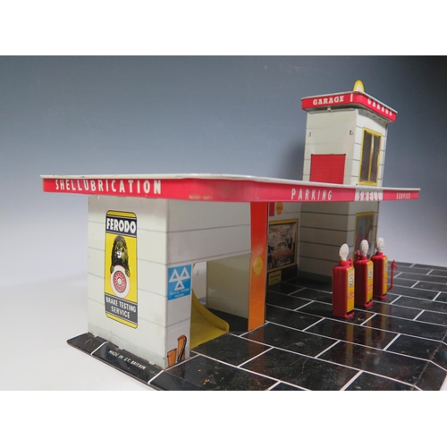 82a - A Mettoy Shell Fuel Station / Service Station With Three Petrol Pumps.