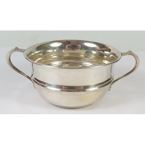 71 - A George V Silver Two Handled Bowl, Birmingham 1933, Joseph Gloster Ltd., 60g