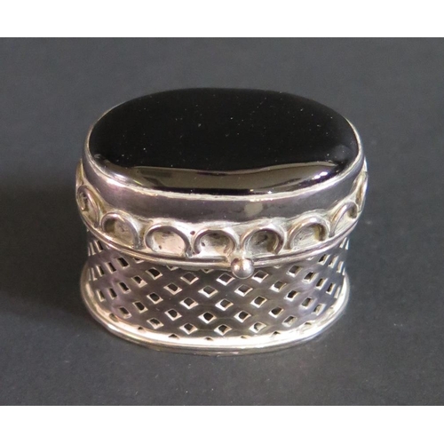 139 - A Modern Pierced Sterling Silver Hinged Box with onyx mounted top, 4cm wide