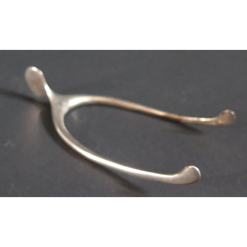 147 - A pair of Sterling Silver Wishbone Spring Loaded Sugar Tongs by J.E. Caldwell Co, 16.2g