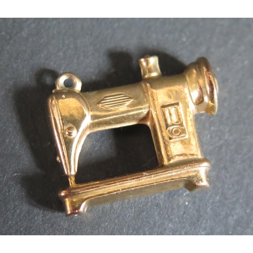 220L - A 9ct Gold Sewing Machine Charm, 1.6g