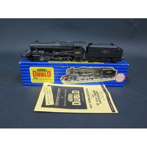 255 - A Hornby Dublo OO Gauge 3224 3 Rail 2-8-0 8F Goods Locomotive & Tender complete with original box in... 