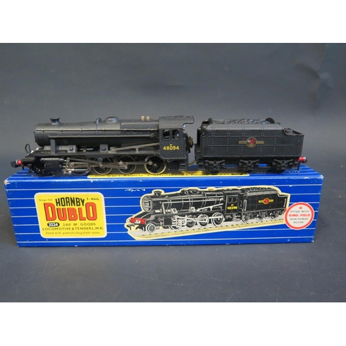 255 - A Hornby Dublo OO Gauge 3224 3 Rail 2-8-0 8F Goods Locomotive & Tender complete with original box in... 