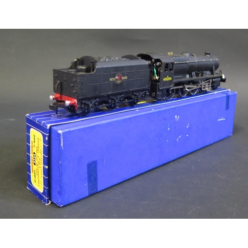 255 - A Hornby Dublo OO Gauge 3224 3 Rail 2-8-0 8F Goods Locomotive & Tender complete with original box in... 