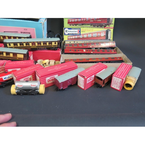 261 - A Collection of Hornby Dublo and Kitmaster OO Gauge Railway Coaches and Rolling Stock Plus Graham Fa... 