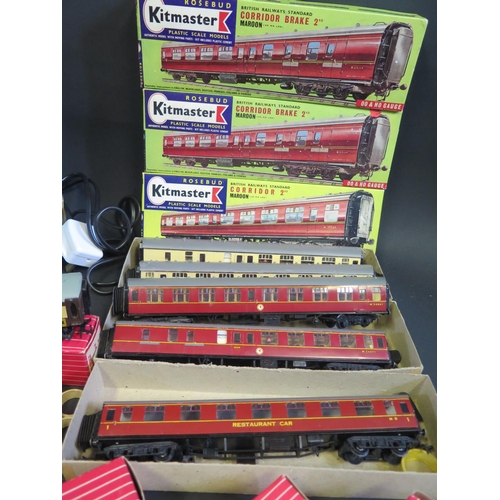 261 - A Collection of Hornby Dublo and Kitmaster OO Gauge Railway Coaches and Rolling Stock Plus Graham Fa... 