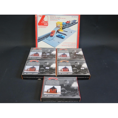 275 - A Lima HO Scale Automatic Car Unloader and 5 OO Gauge Wills SS66 Conveniences Boxed