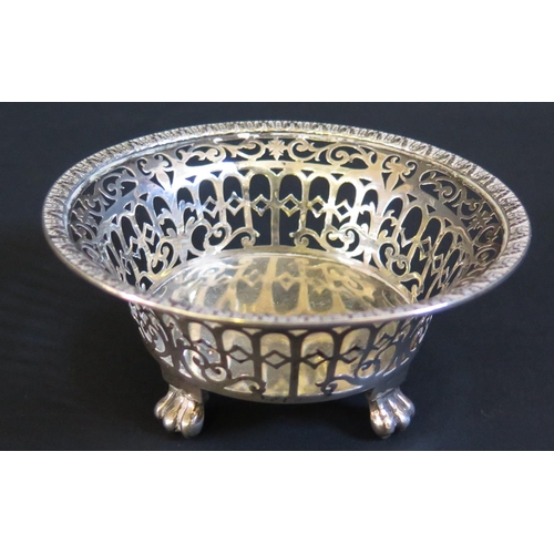 64 - A George V Pierced Silver Bowl standing on four paw feet, London 1914, Blackmore & Fletcher Ltd., 76... 