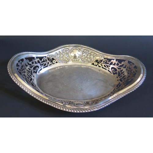 68 - An Edward VII Pierced Silver Pierced Shaped Dish, Birmingham 1904, CH, 368g, 31x21.5cm