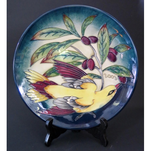 61 - A Modern Moorcroft Limited Edition 2003 Year Plate 110/750, boxed