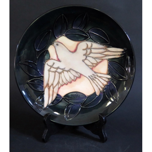 46 - A Modern Moorcroft Limited Edition 1993 Dove Year Plate with certificate, 235/500