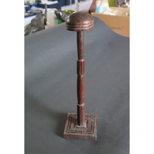 751b - A Georgian/Victorian Wooden Wig Stand 36cm height