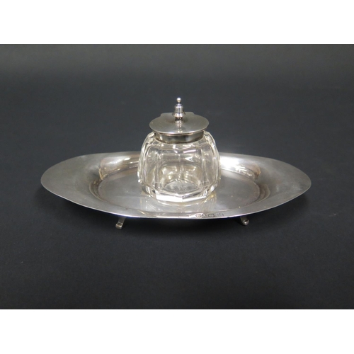 1091 - An Edward VII Silver Oval Inkwell with slice cut glass ink pot, Chester 1902, 14.5cm