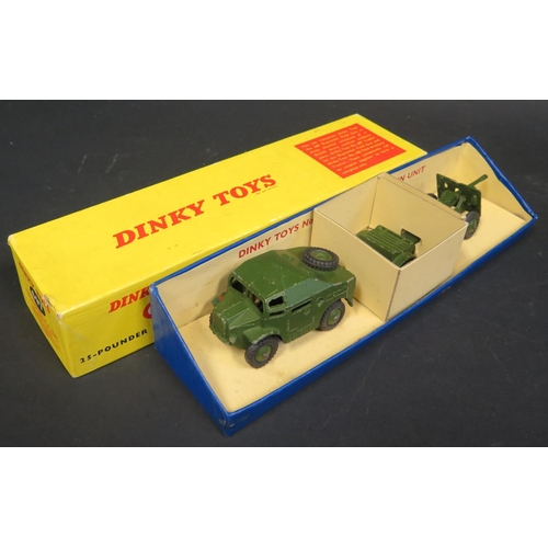 193 - A Dinky Toys No. 697 25-Pounder Field Gun Set. Good, used in excellent original yellow/blue box with... 