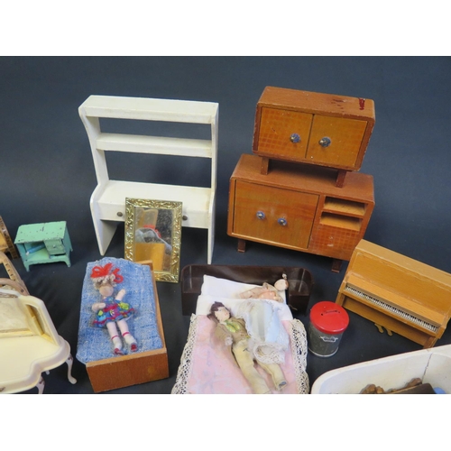 315 - A Selection of Dolls House Furniture