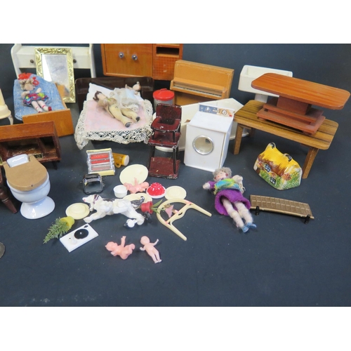 315 - A Selection of Dolls House Furniture