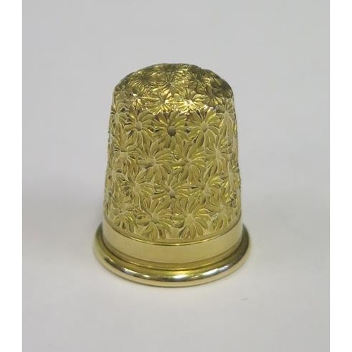 883 - A 15ct Gold Thimble with chased flower head decoration, 6.4g