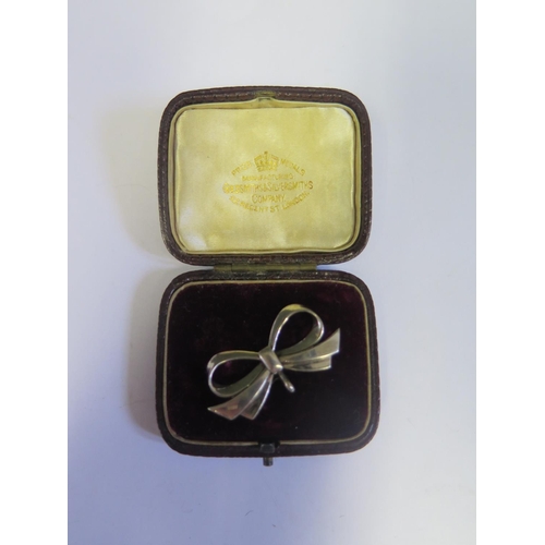 915 - A 9ct White Gold Ribbon Brooch, 35mm, 4.2g, boxed