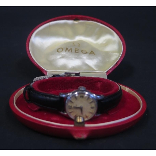 933 - A Ladies Omega Wristwatch with 17 jewel mechanical movement no. 17594596, boxed, runs but needs atte... 