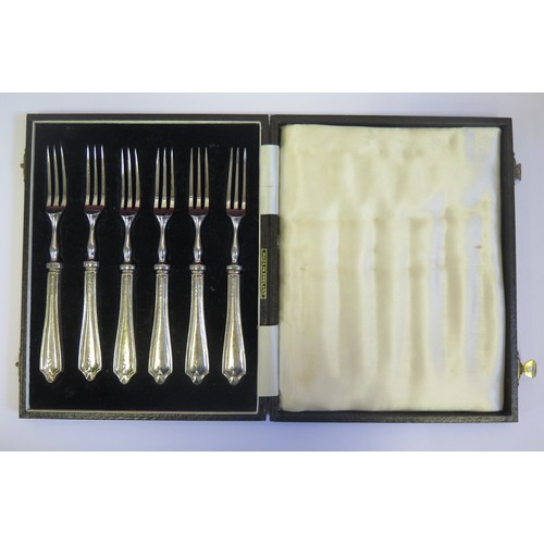 1050A - A Cased Set of Edwardian Silver Teaspoons with Sugar Tongs, Sheffield 1906, Cooper Brothers & Sons, ... 