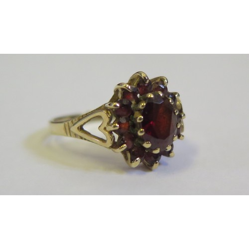 891A - A 9ct Yellow Gold and Garnet Cluster Ring, size L, 2.6g