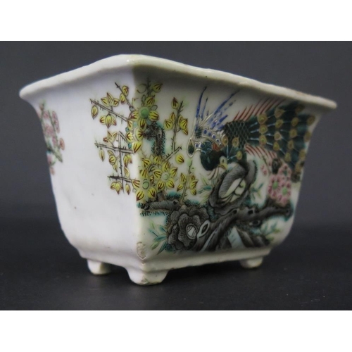 1038 - A Chinese Famille Verte Bow Pot, 9.5cm wide