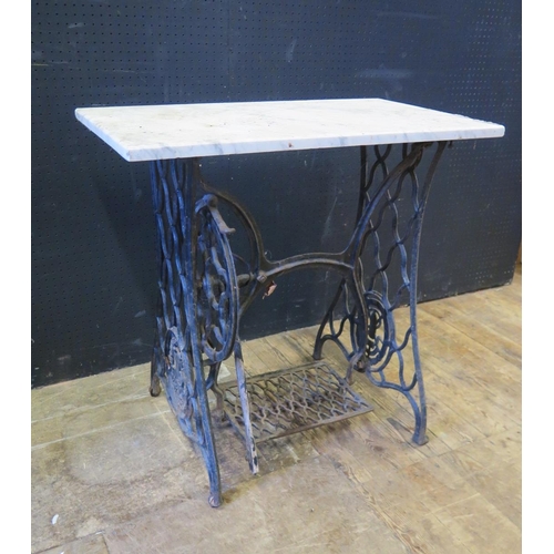 1382a - A Cast Iron Singer Sewing Machine Treadle Base And Heavy Marble Top