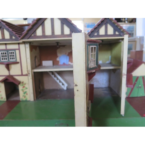 1639 - A Vintage Dolls House, 96.5cm diam.