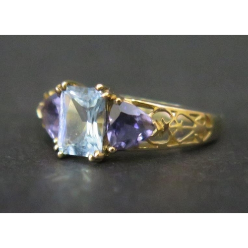 185 - A 9ct Gold, Aqua Marine and Amethyst Three Stone Ring, size M, 2.3g