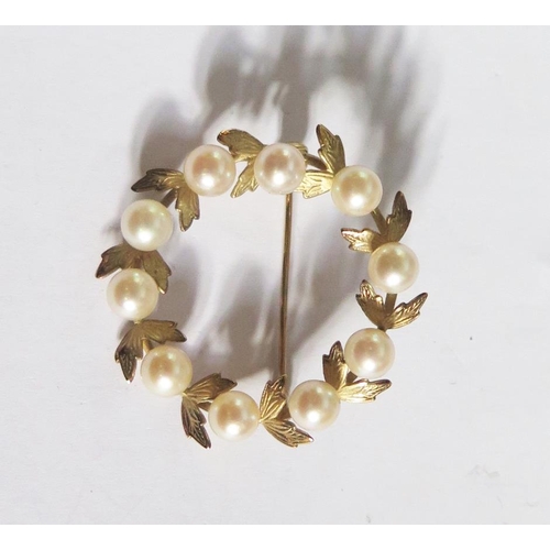 250 - A 9ct Gold and Pearl Wreath Brooch, 33mm diam., 5.4g