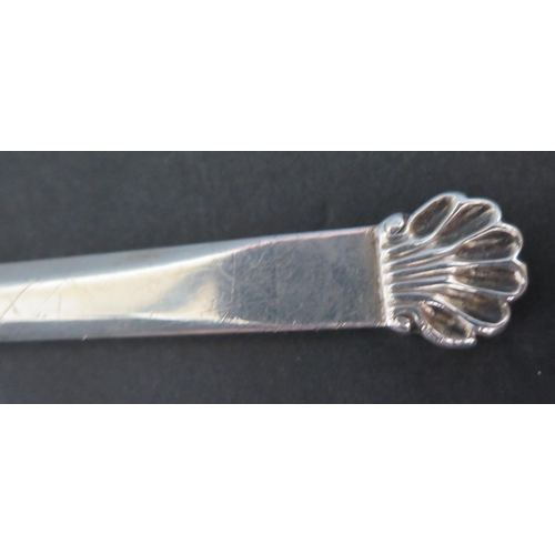 546a - A Georgian London Silver Skewer with scallop shell finial, 24.5cm, probably Thomas Wallis I, 39g. Da... 