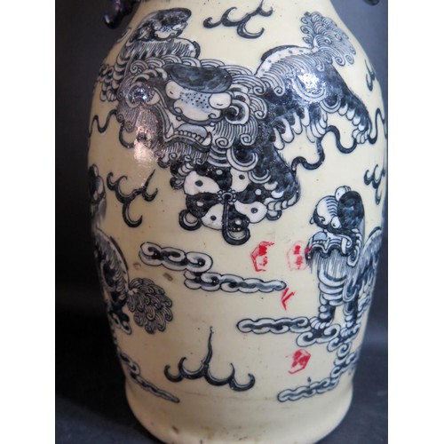 1024A - A 19th Century Chinese Porcelain Vase decorated with Foo Dogs, 42cm high. One handle restored