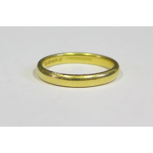 99 - A Gent's 22ct Gold Wedding Band, size Q, 4.8g