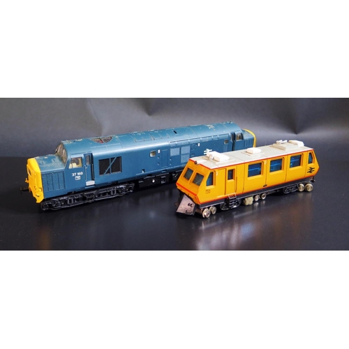 1010 - A Bachmann OO Gauge 62505 Track Cleaning Car and Diesel 37169 Locomotive (Used)