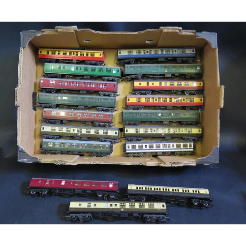 1042C - A Collection of OO Gauge Railway Coaches including Hornby and Tri-ang